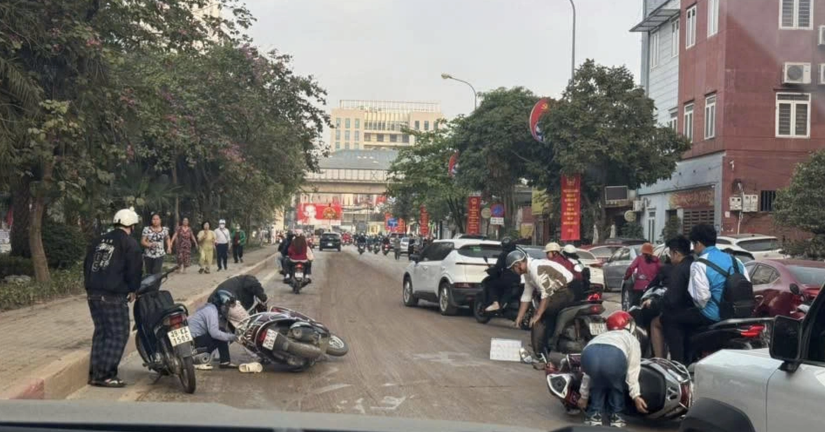 Nhiều người ngã nhào vì bùn đất trên phố, cảnh sát truy vết tận công trường