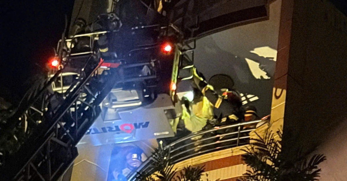 Cảnh sát cứu 5 người kẹt trong căn nhà cháy ở phường Bến Thành