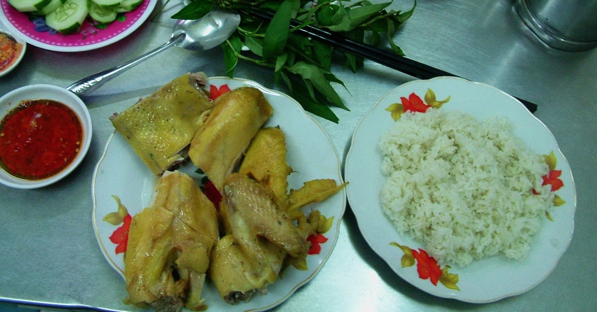 Ký ức về dĩa cơm gà của cậu bé lần đầu được đi xa