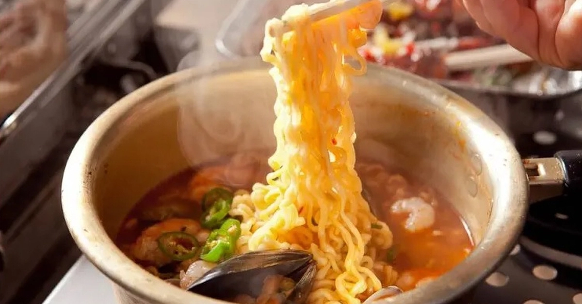 7 cách giúp tô mì ăn liền ngon hơn và cân bằng dinh dưỡng