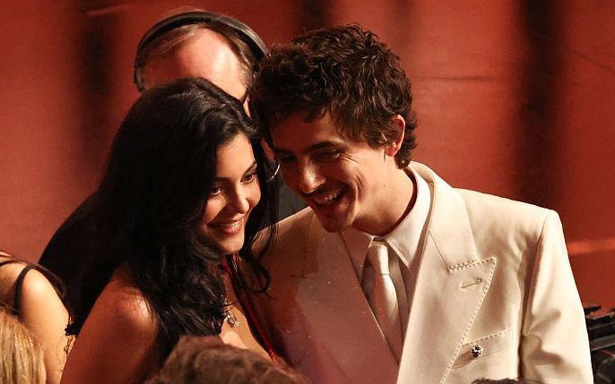 Đang trao giải Oscar: Timothée Chalamet và bạn gái vẫn vui vẻ dù bị MC giễu cợt
