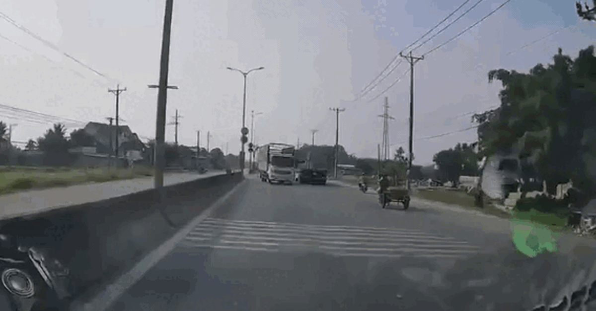 Tài xế lái xe tải ngược chiều trên quốc lộ 22 bị phạt 19 triệu đồng