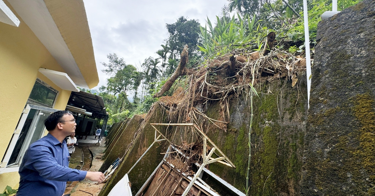 Quả đồi nứt toác, sạt lở uy hiếp trụ sở xã miền núi Trà Leng