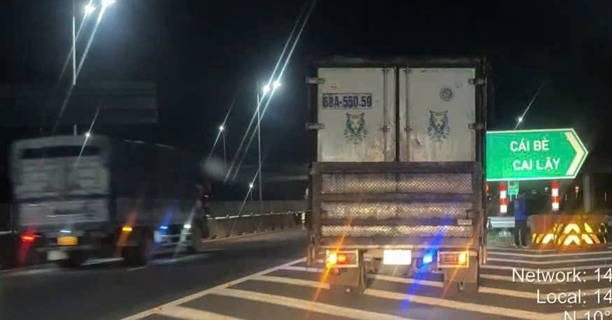 Vụ tài xế dừng xe đi vệ sinh trên cao tốc: Cần xây thêm trạm dừng chân?