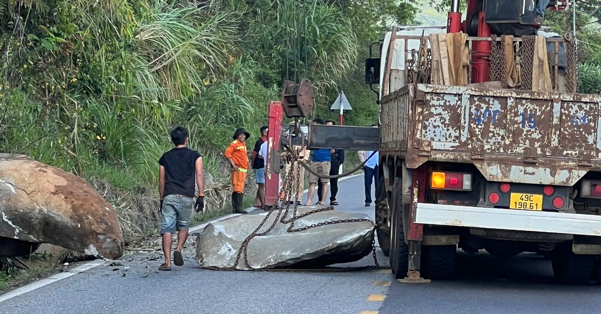 Tác động để khối đá lớn rơi xuống đường đèo Bảo Lộc  tránh xảy ra tai nạn