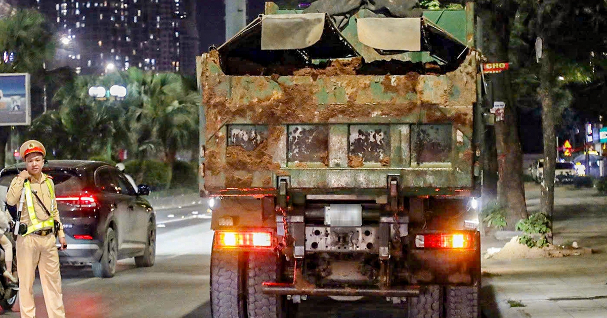 Sau vụ bùn đất làm nhiều người té ngã trên phố, cảnh sát xử lý 79 xe tải vi phạm trong 1 ngày