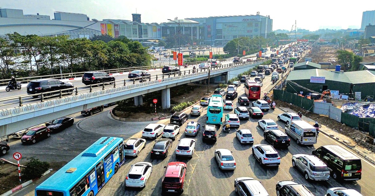 Hà Nội rào chắn nhiều nơi trên đường Đàm Quang Trung, Cổ Linh để thi công hầm kín, hầm hở
