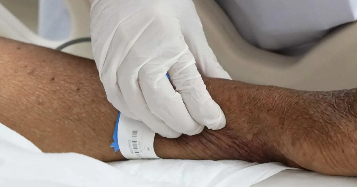 Sốt dài ngày đừng tự đi mua thuốc uống, tới bệnh viện ngay!