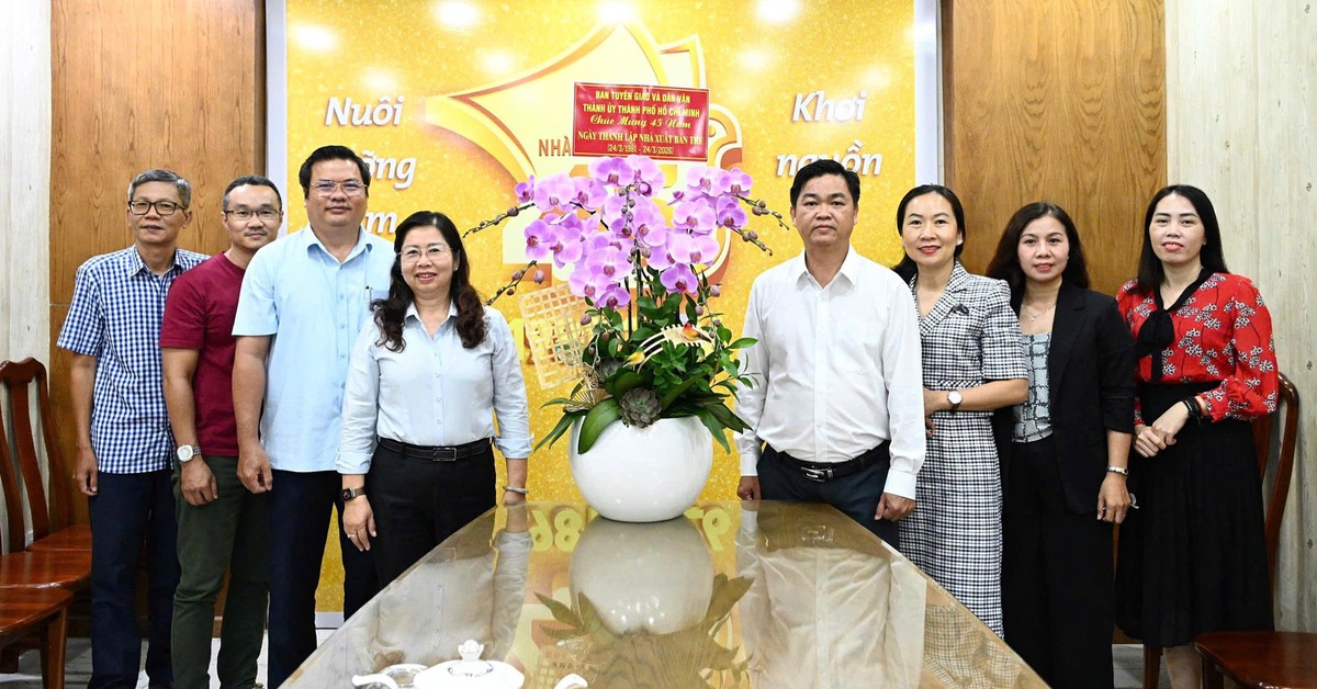 Lãnh đạo Ban Tuyên giáo và Dân vận Thành ủy TP.HCM thăm, chúc mừng Nhà xuất bản Trẻ