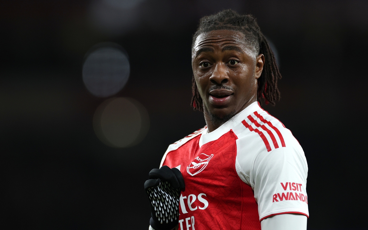 Hai cú sút xa đưa Arsenal vào tứ kết Champions League