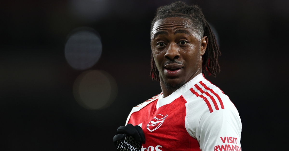 Hai cú sút xa đưa Arsenal vào tứ kết Champions League