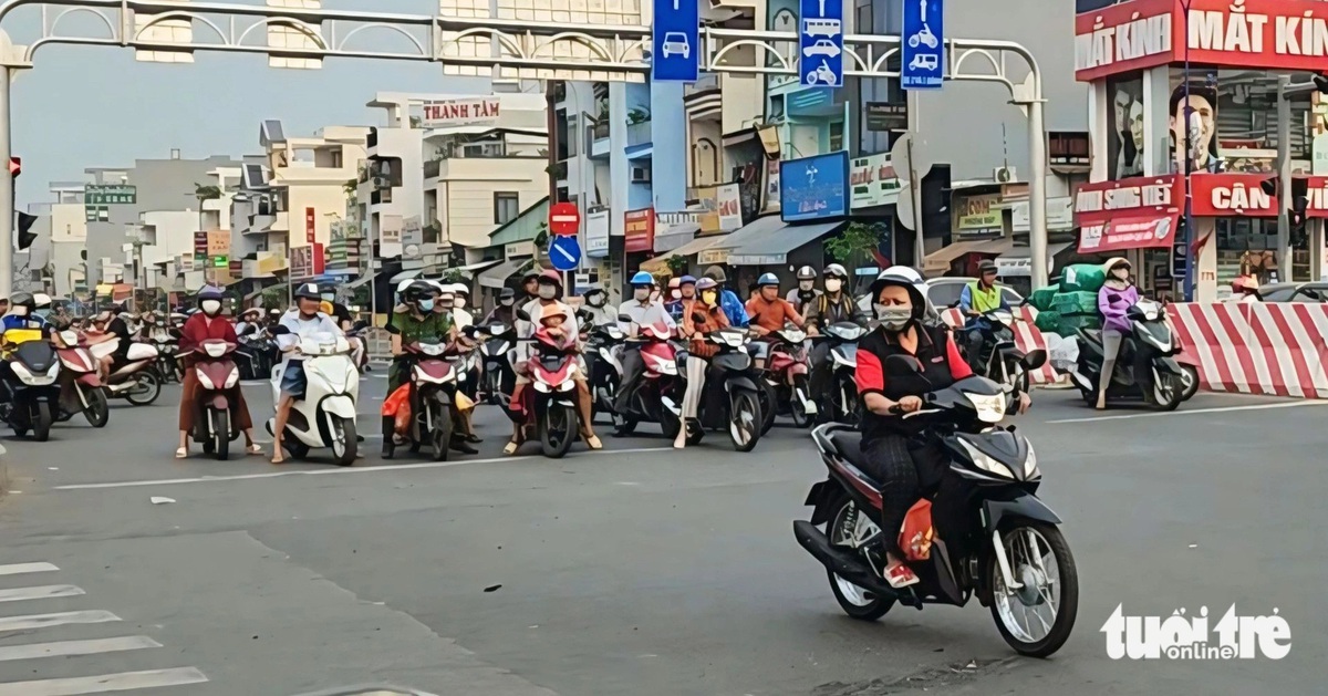 Chờ đèn đỏ 30 giây mà cứ nhích lên, bóp kèn inh ỏi, sao khó kiên nhẫn vậy?