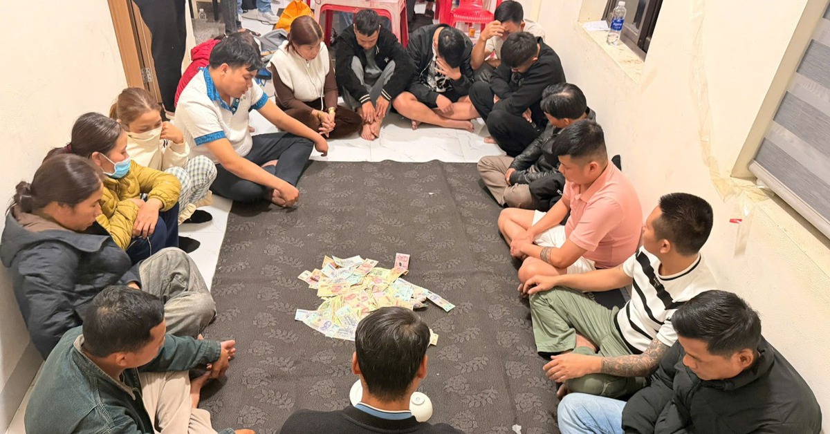 Đột kích tụ điểm xóc đĩa trong đêm, bắt giữ 17 người, thu hơn 210 triệu đồng