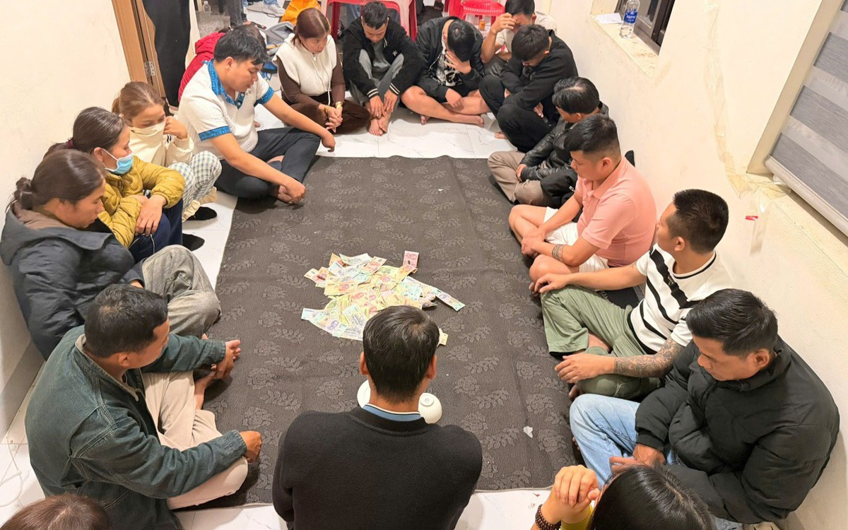 Đột kích tụ điểm xóc đĩa trong đêm, bắt giữ 17 người, thu hơn 210 triệu đồng