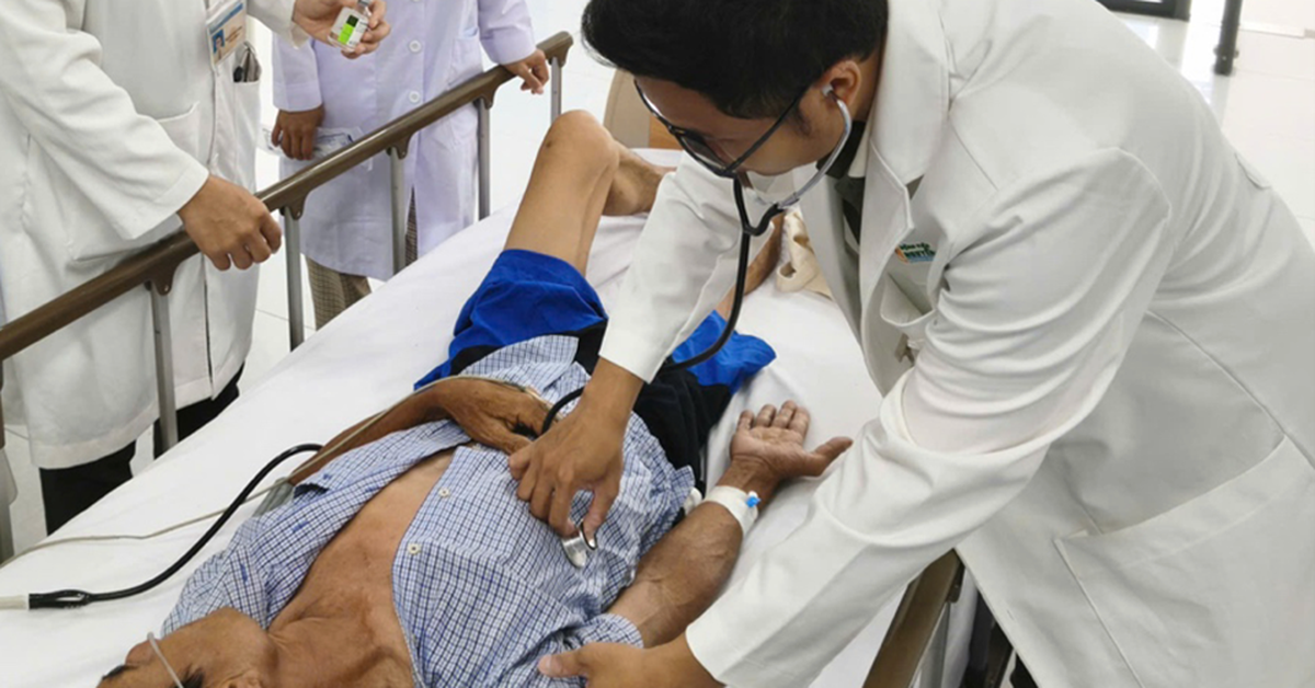 Vừa truyền thuốc vừa chuyển viện bằng trực thăng, cứu sống du khách bị đột quỵ ở Côn Đảo