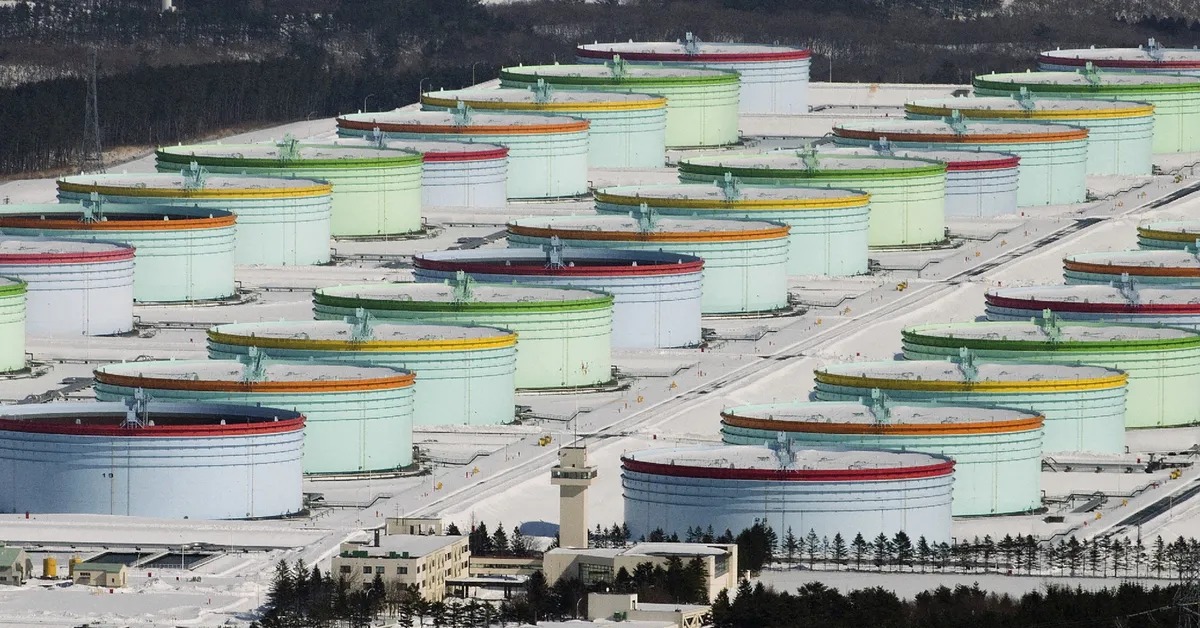 Khủng hoảng Hormuz đẩy giá dầu vượt 100 USD/thùng, IEA tính xả thêm kho dự trữ