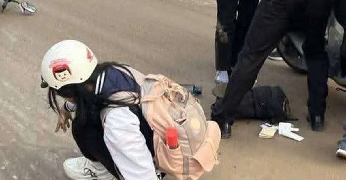 Bùn đất trên đường Hà Nội khiến dân té ngã là do xe chở đất xây dự án chống ngập làm rơi vãi