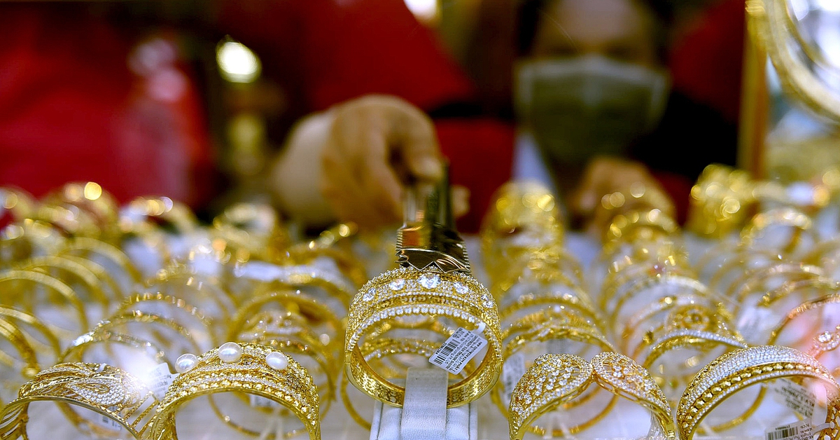 Giá vàng trong nước neo cao, 'lạc nhịp' với thế giới