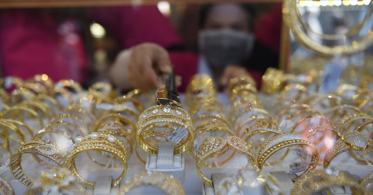 Giá vàng trong nước neo cao, 'lạc nhịp' với thế giới