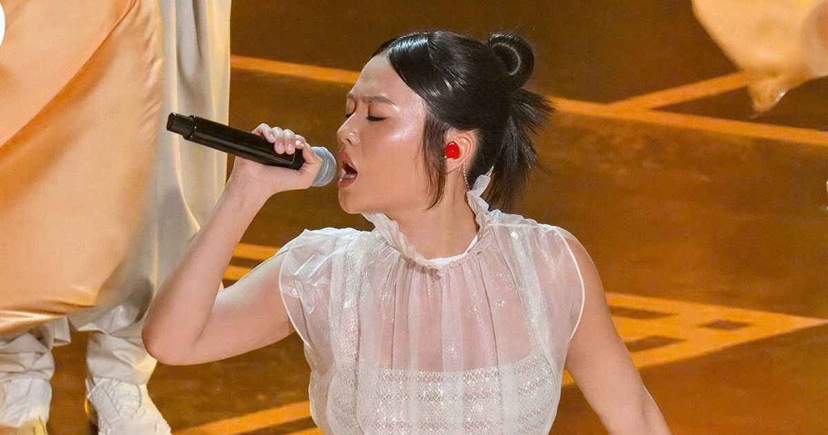 Ca sĩ hát 'Golden' trên sân khấu Oscar diện thiết kế của Đỗ Long