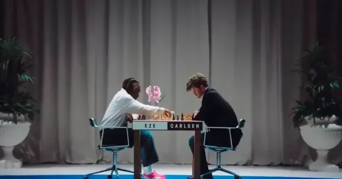 Vua cờ Carlsen bất ngờ bại trận trước ngôi sao bóng đá trong 1 ván cờ vua