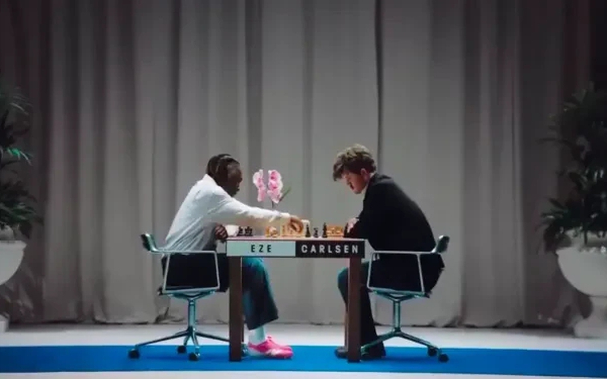 Vua cờ Carlsen bất ngờ bại trận trước ngôi sao bóng đá trong 1 ván cờ vua