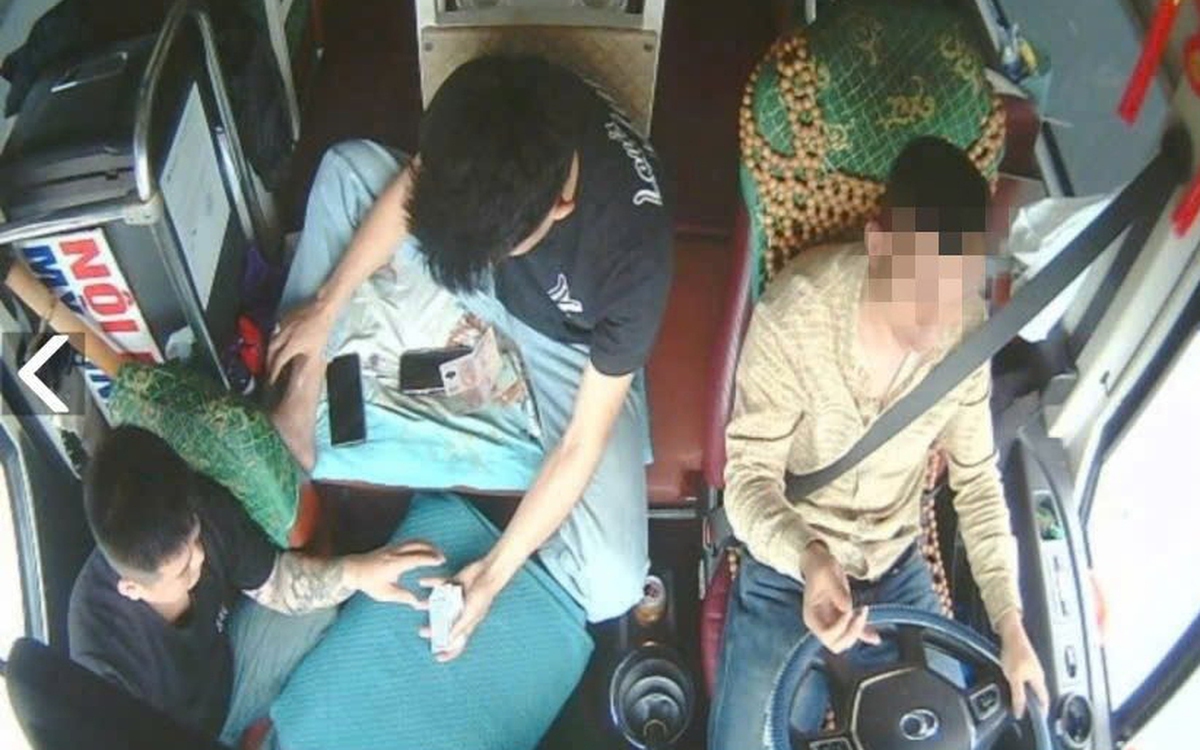 Tài xế và 2 phụ xe đánh bạc khi xe khách đang chạy trên cao tốc