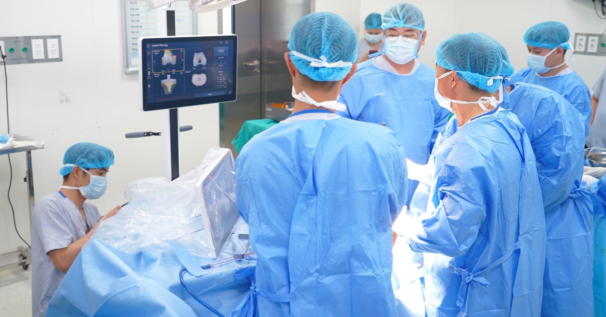 Dùng robot phẫu thuật thay khớp gối giúp người bệnh có thể tập đi lại sau 24 giờ