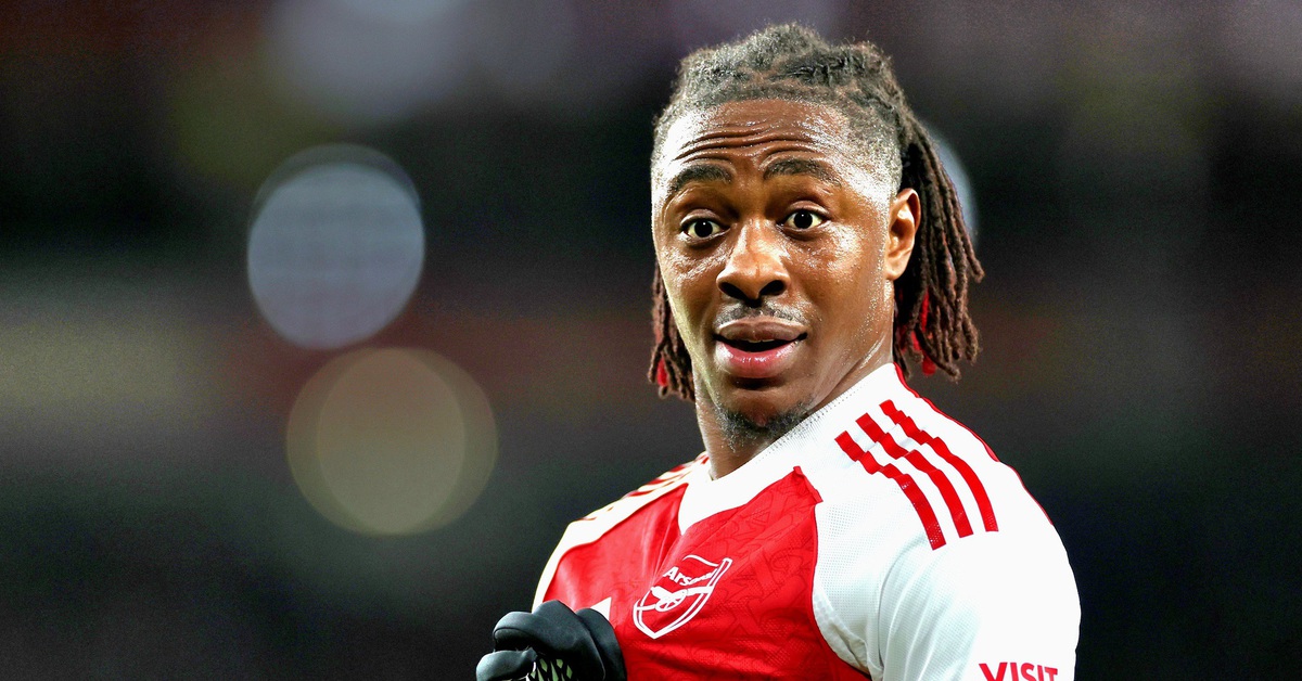 Hai cú sút xa đưa Arsenal vào tứ kết Champions League