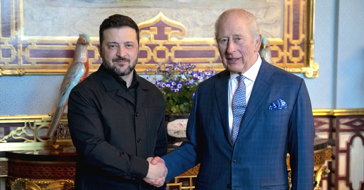 Ông Zelensky tặng Vua Charles chiếc iPad hiển thị tình hình chiến trường và không phận Ukraine