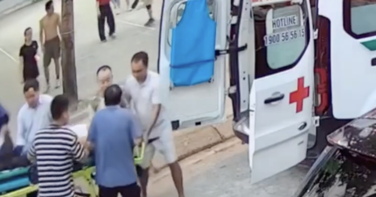 Hai bác sĩ cứu người đàn ông đột quỵ ở sân bóng chuyền