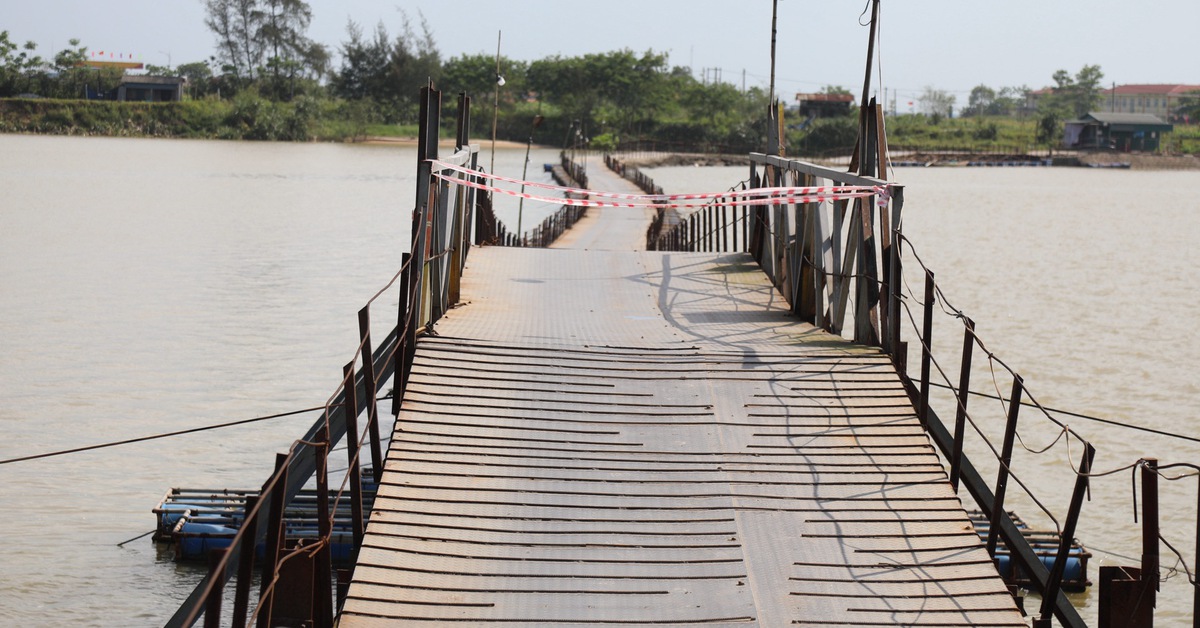 Ngưng cầu phao qua sông Thạch Hãn, người dân nặng gánh mưu sinh khi phải đạp xe đi vòng
