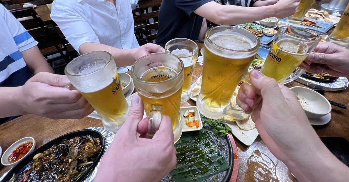 Tại sao nhiều người uống liền cả chục cốc bia, nhưng ‘chịu thua’ 2 lít nước lọc?