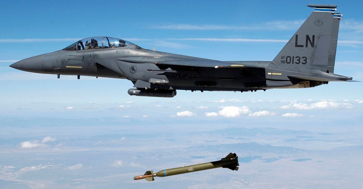 Mỹ thả bom xuyên phá GBU-72 vào các điểm phóng tên lửa của Iran dọc eo biển Hormuz