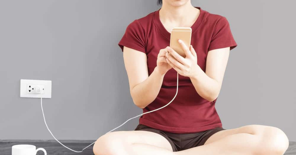 Tê tay khi dùng điện thoại đang sạc: Hiện tượng bình thường hay nguy hiểm?