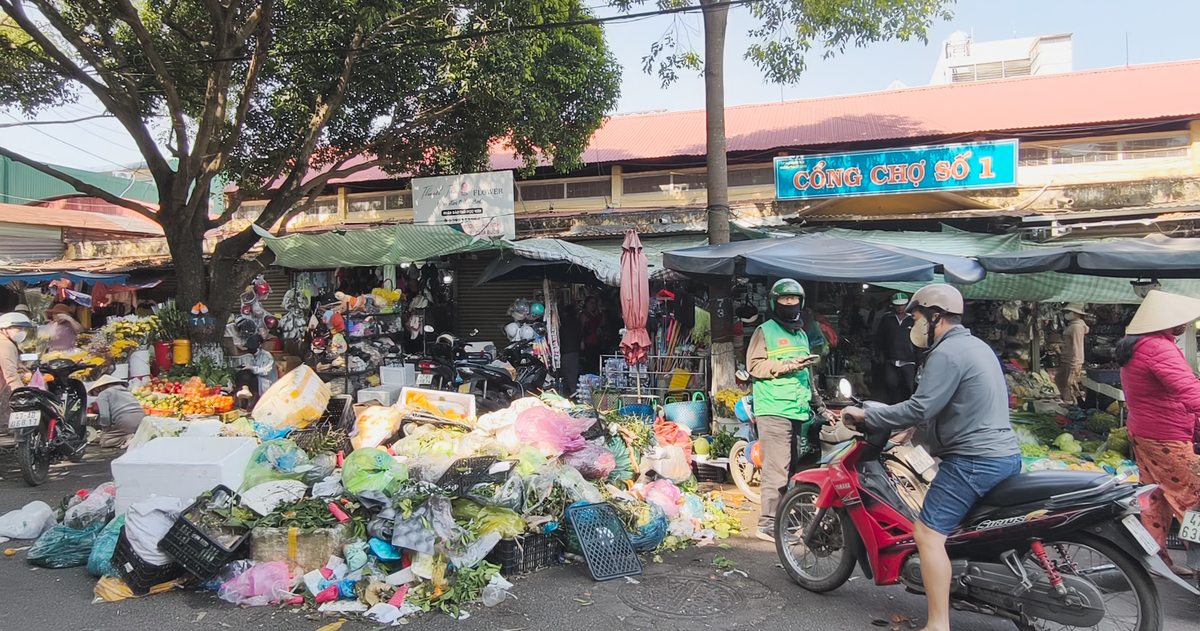 Rác chất đống trước chợ nhiều ngày không dọn, tiểu thương bức xúc ...