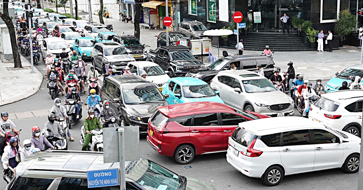 Giảm kẹt xe: Cần tăng diện tích đất giao thông và nâng cao ý thức