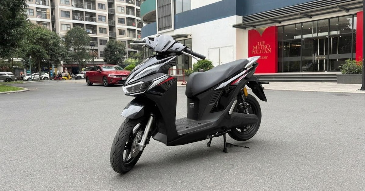 Cận cảnh xe máy điện đổi pin VinFast Viper ngoài đời thực: Giá từ 40 triệu, chạy tới 156km/đổi 2 pin