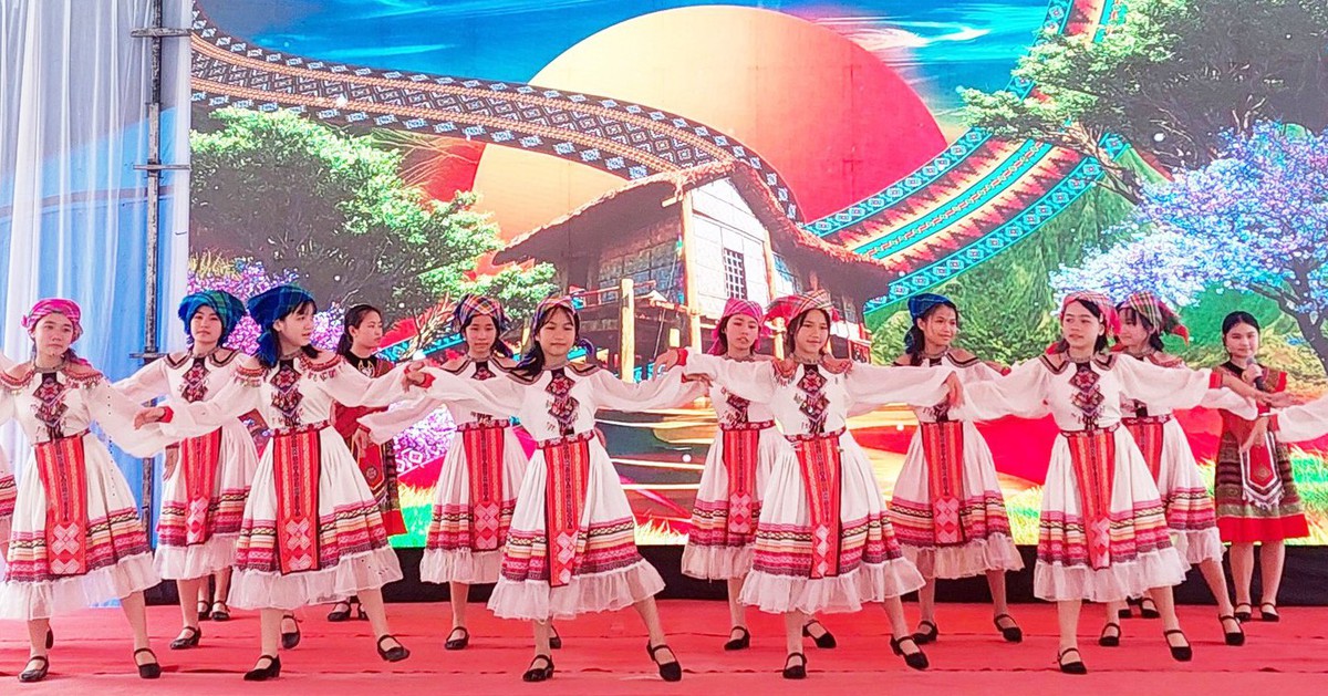 Xây trường nội trú, chăm lo việc học và đời sống cho học sinh vùng khó khăn