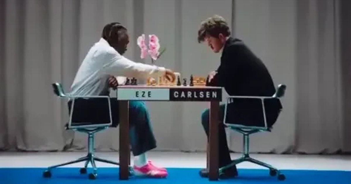 Vua cờ Carlsen bất ngờ bại trận trước ngôi sao bóng đá trong 1 ván cờ vua