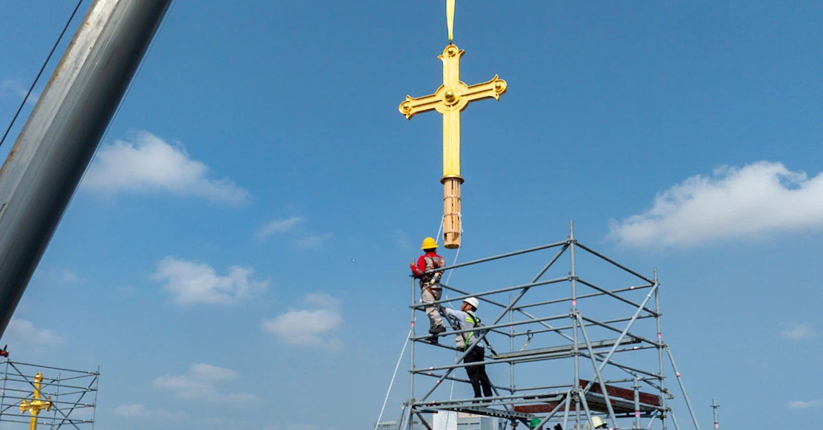 Khoảnh khắc hai thánh giá mạ vàng trở lại đỉnh nhà thờ Đức Bà Sài Gòn