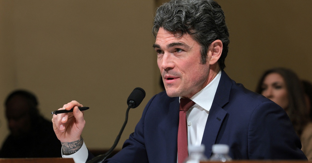 Vừa từ chức để phản đối cuộc chiến với Iran, cựu giám đốc chống khủng bố của Mỹ bị FBI điều tra