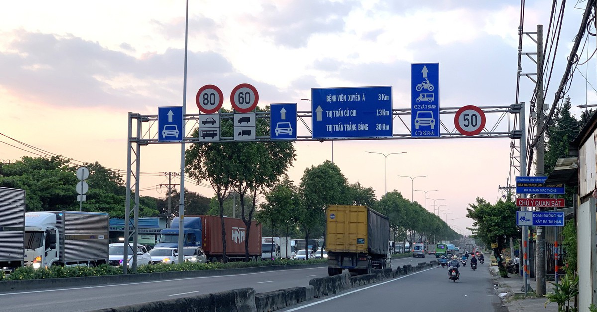 Tốc độ 50km/h trên quốc lộ 22: Người dân kêu chậm, cơ quan quản lý 'an toàn là trên hết'