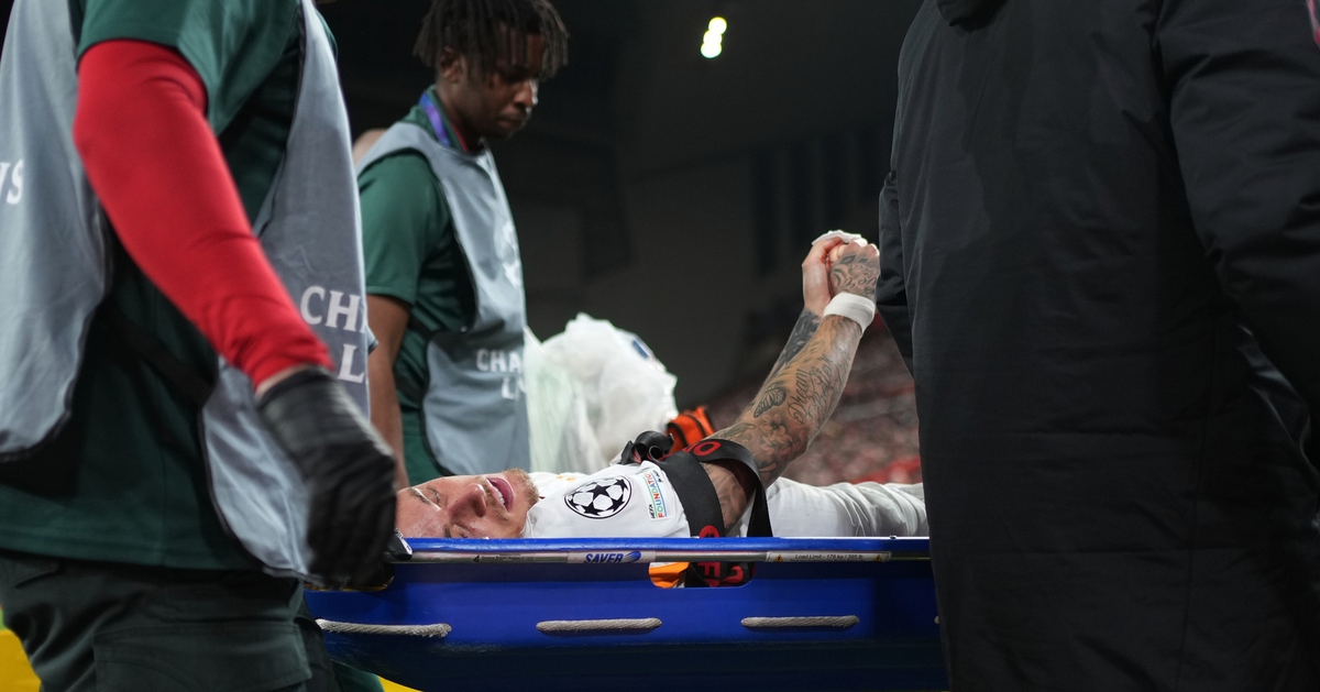 Tiền đạo Galatasaray nhập viện khẩn cấp trong trận gặp Liverpool