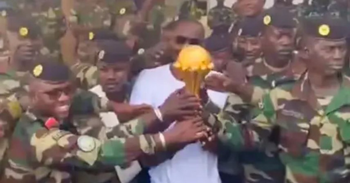 Bị tước danh hiệu AFCON 2025, Sengeal 'gửi' cúp vô địch ở doanh trại quân đội