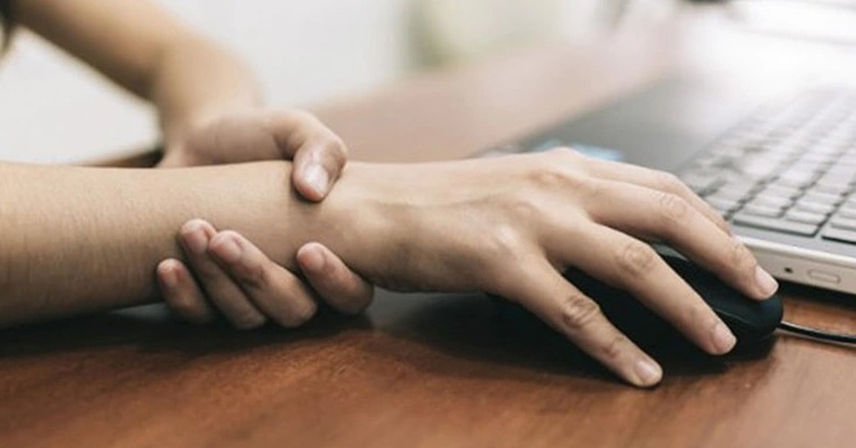 Dân văn phòng mắc bệnh cổ tay tăng: Cảnh báo dùng máy tính, điện thoại nhiều