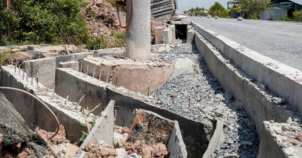Cà Mau: Làm cống thoát nước 'cong quẹo' né... cột điện, dân lo ngập