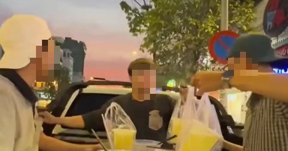 Vụ nhóm người ăn hủ tiếu sau xe bán tải: Clip quay hơn 3 năm trước, giờ tài xế vẫn bị phạt