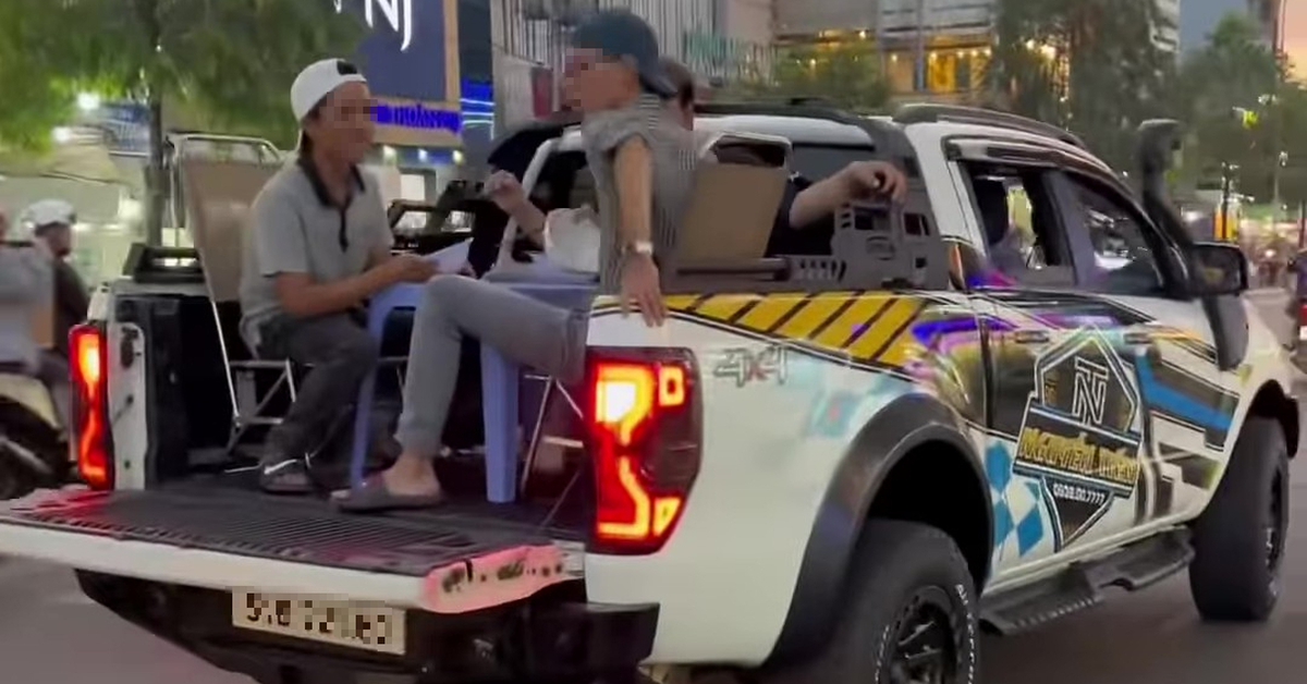 Xác minh clip nhóm người ngồi ăn uống sau xe bán tải đang chạy