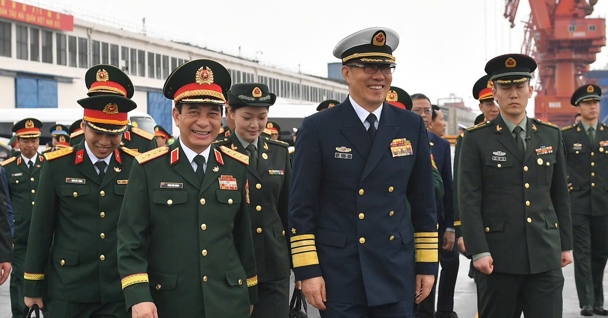 Hai Bộ trưởng Quốc phòng Việt - Trung thăm đồn biên phòng, dâng hoa tưởng niệm liệt sĩ cách mạng